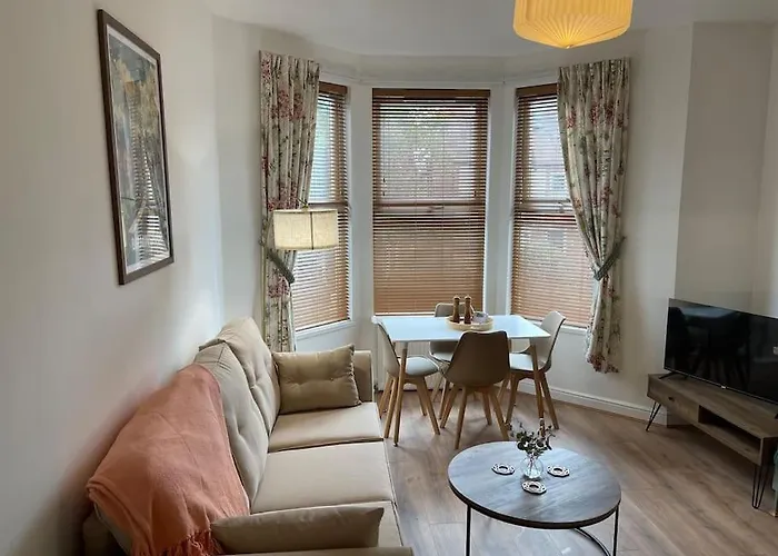 Flat 3, 297 Gillott Road, B16 0Rt