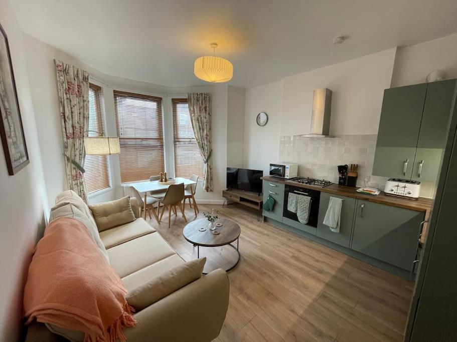 Flat 3, 297 Gillott Road, B16 0rt Apartment *