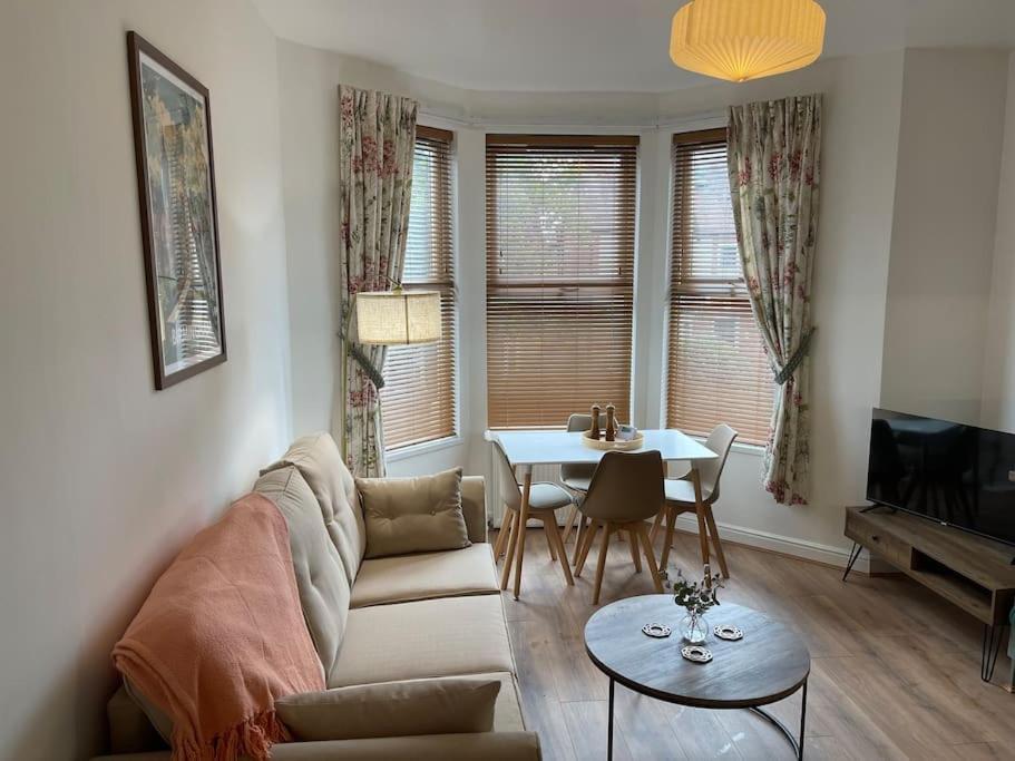Flat 3, 297 Gillott Road, B16 0rt Apartment *